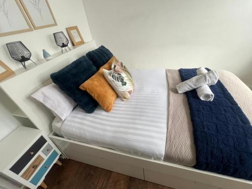 Cozy 1-bedroom home in Greater London - Tap to explore photos