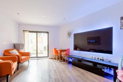 Spacious Family Friendly Wonderful Home with Free Parking - Tap to explore photos