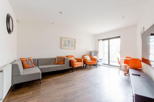 Spacious Family Friendly Wonderful Home with Free Parking - Tap to explore photos