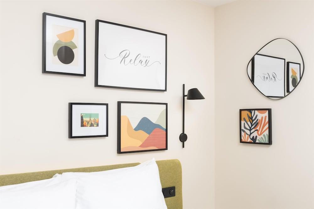 Hampton By Hilton Paris Charles De Gaulle Airport Room Type - Room, 1 Queen Bed with Sofa bed Hampton By Hilton Paris Charles De Gaulle Airport Room Type - Room, 1 Queen Bed with Sofa bed