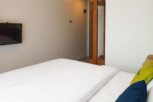 Urbanview Bale Puri Indah Room Type - Deluxe Double Room