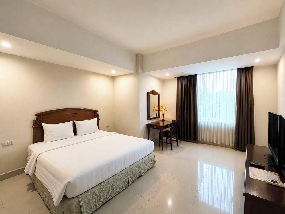 NAM Kemayoran Room Type - Superior Single Room, 1 Queen Bed, City View