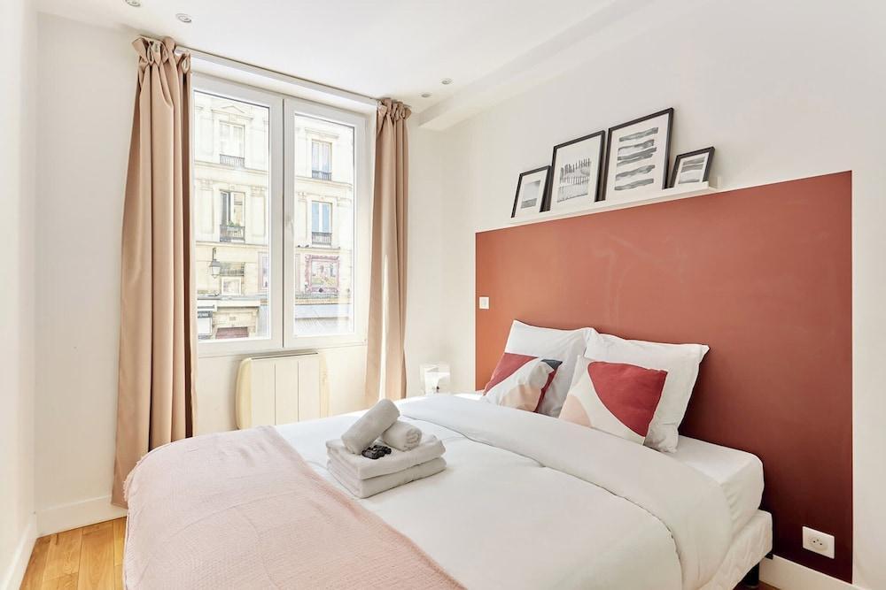 Charming Flat in the Heart of Paris - Tap to explore photos
