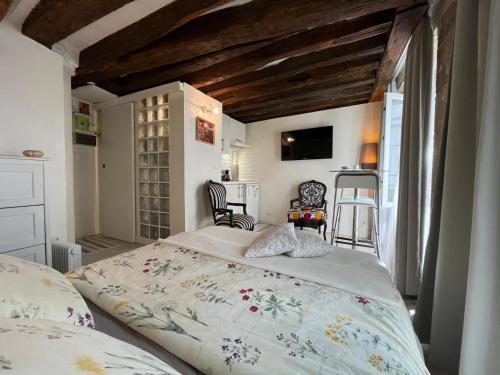 Cosy studio Montorgueil - Tap to explore photos