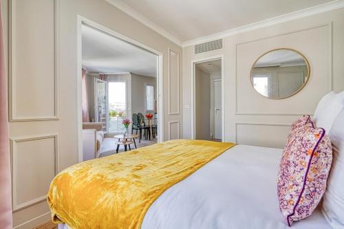 Elegant Suite Inn Paris la Defense - Tap to explore photos