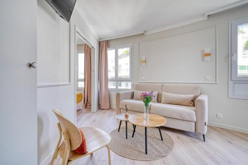 Elegant Suite Inn Paris la Defense - Tap to explore photos