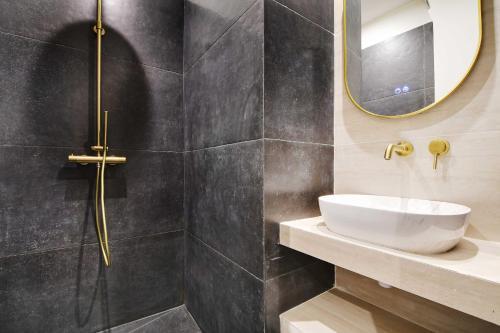 Cozy studio - 2P - Place des Vosges-Marais - Tap to explore photos
