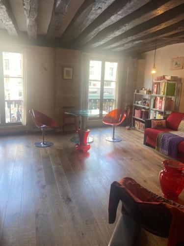 Appartement Saint-Paul Le Marais - Tap to explore photos