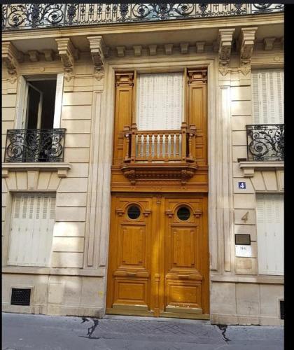 L'avenue Montaigne - Tap to explore photos