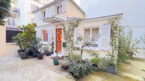Small duplex house in Batignolles