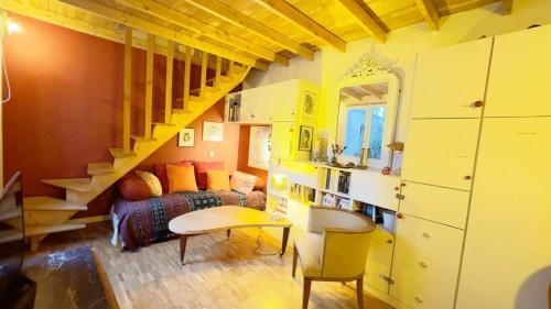 Small duplex house in Batignolles - Tap to explore photos