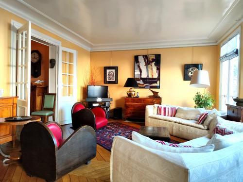 Paris 16 Apartment in Quiet Residential District - Tap to explore photos