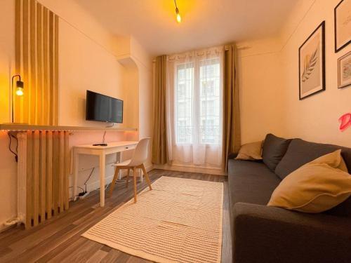 Charming Studio - Tap to explore photos