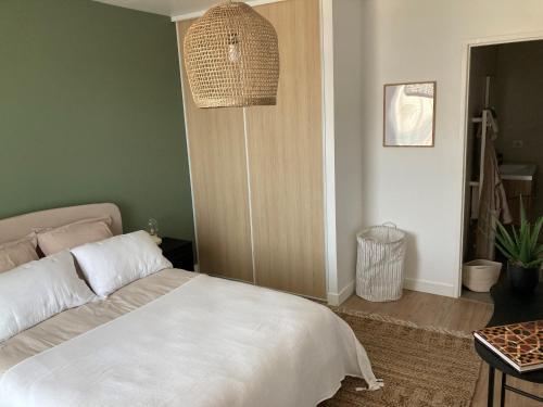 RESIDENCE SERVICES MONTANA Paris Clichy - Tap to explore photos
