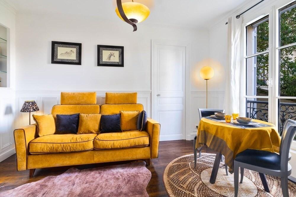 Charming flat in old Paris - Tap to explore photos