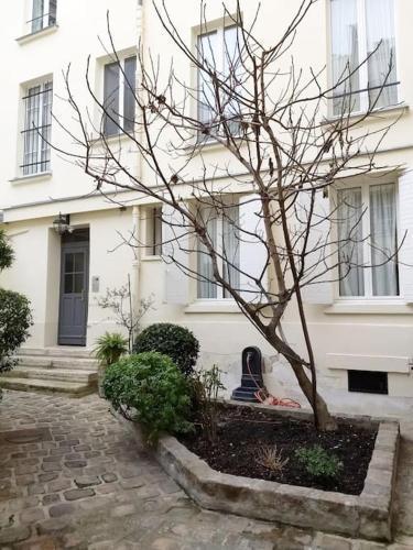 IMPECCABLE & TYPICAL STUDIO in THE MARAIS - Tap to explore photos