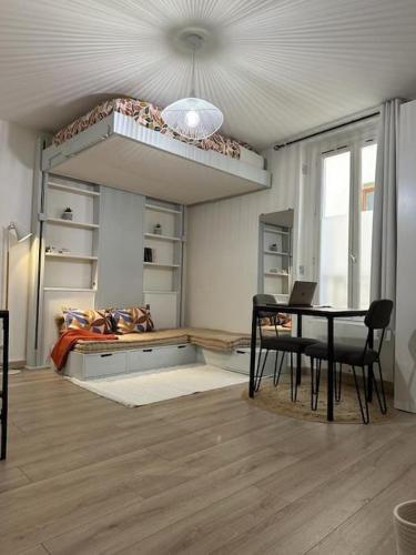 Studio Paris 19 - Tap to explore photos