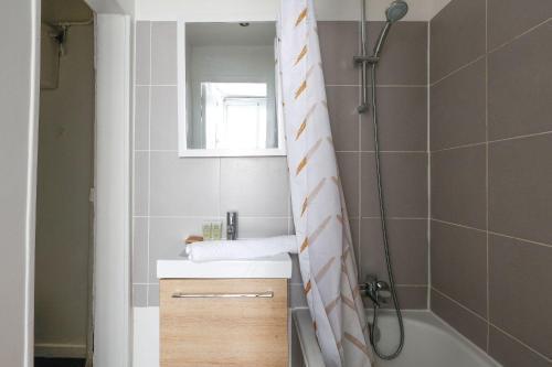 Sevres Cosy studio - Tap to explore photos