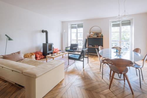 Modern Rustic-style Apartment 7th arrondissement! - Tap to explore photos