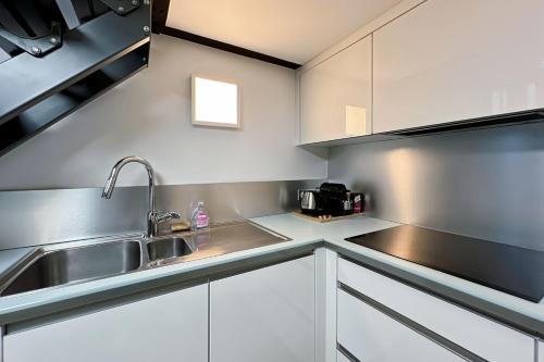 Charming atypical apartment - Gare de l'Est - Tap to explore photos