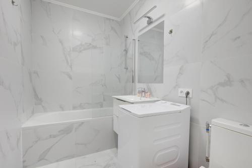 Suite Emilie - Luxe studio au cœur de Paris - Tap to explore photos