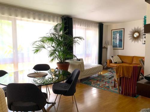 Chic and peacefull Parisian flat - Tap to explore photos