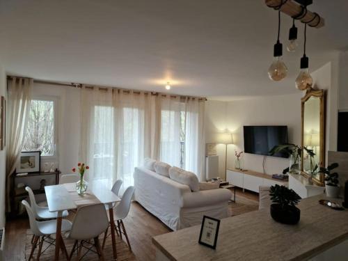 Cozy apartment near Paris - Tap to explore photos