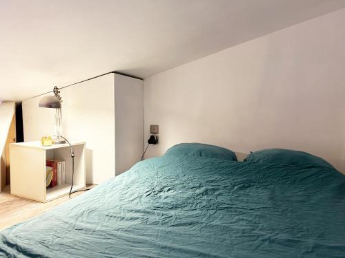 Chambre à Montmartre Atelier architecte - Tap to explore photos