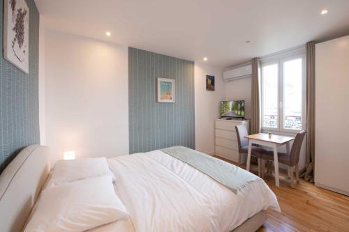 Studio number 10 - Tap to explore photos