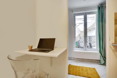 Chic studio with terrace in Paris - Tap to explore photos