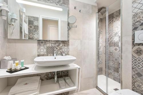Relais de l'Opera Suites - Tap to explore photos
