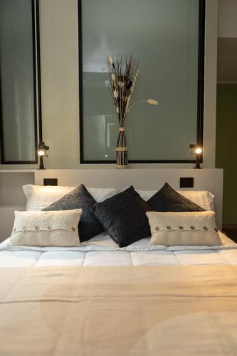 San Pietro Luxury Rooms - Tap to explore photos