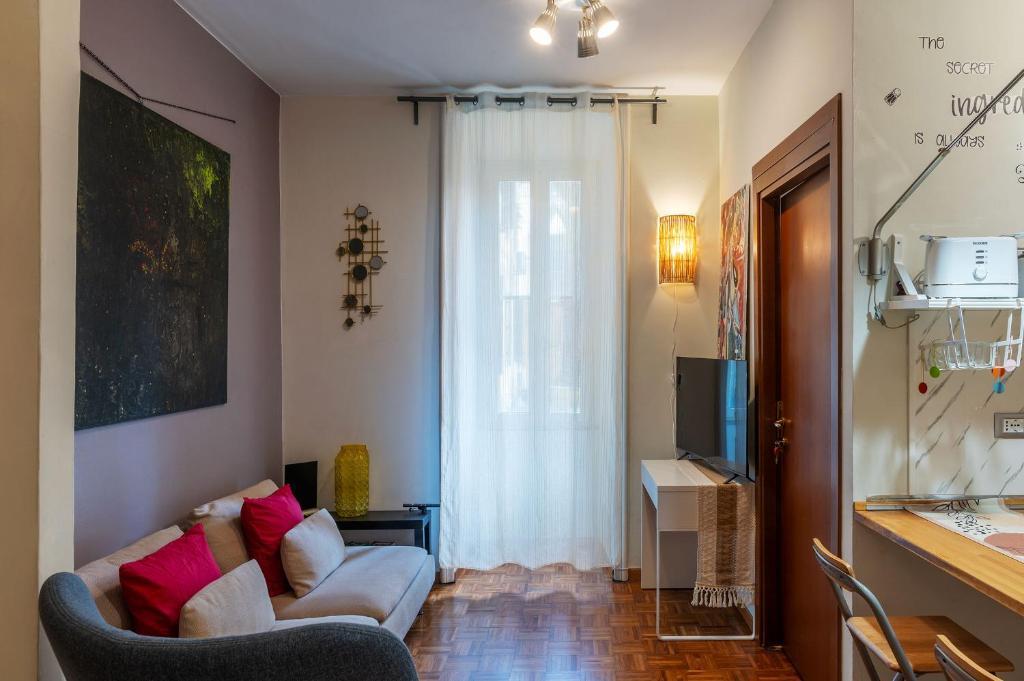 GuestHost - Cozy Apartment Re di Roma Metro Area - Tap to explore photos