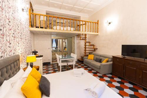 Sweet Navona Duplex Apartment - Tap to explore photos