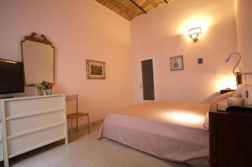 Manara Holiday House - Tap to explore photos
