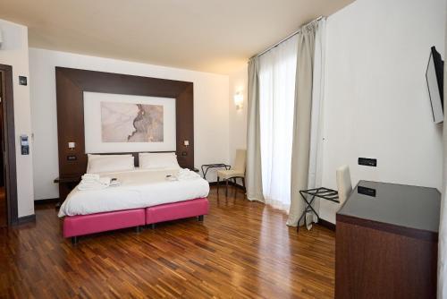 Gemini Rooms Room Type - Deluxe King Room