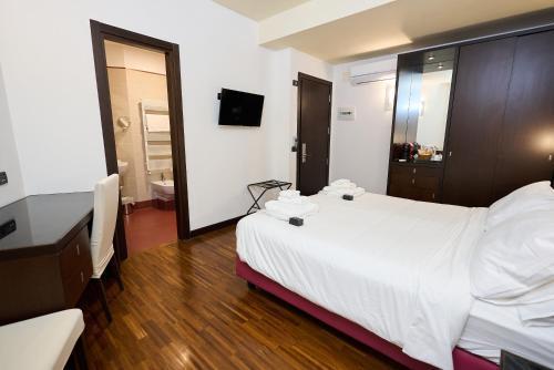 Gemini Rooms - Tap to explore photos