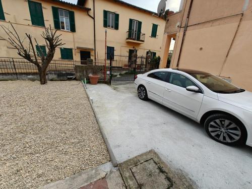 LA CASETTA NELLA MACCHIA di BENEDETTA - Tap to explore photos