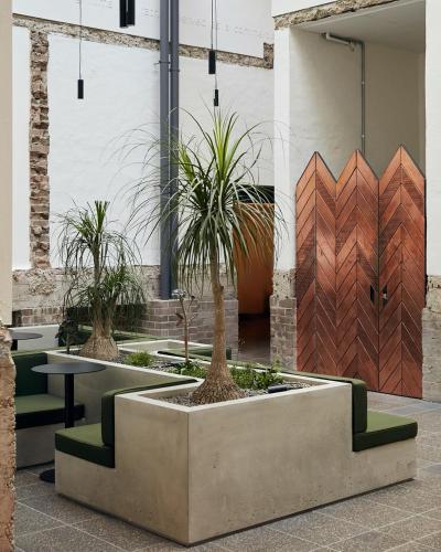 Paramount House Hotel