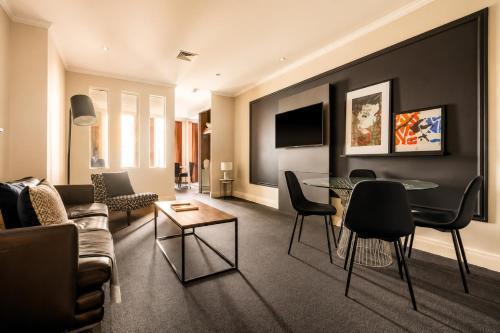Stylish CBD 1BR - Gym & Lounge - Next to Chinatown - Tap to explore photos