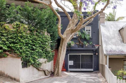 Spacious studio apt Darlinghurst - Tap to explore photos