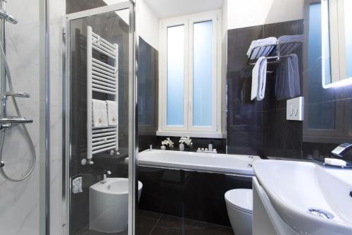 Relais de l'Opera Luxury Rooms - Tap to explore photos