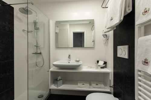 Relais de l'Opera Luxury Rooms - Tap to explore photos