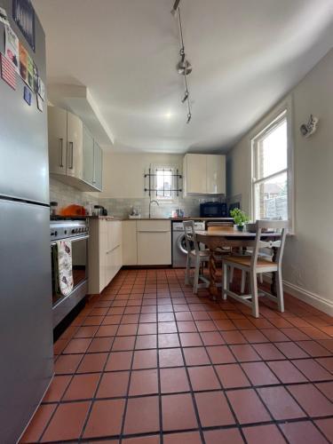 Victorian house Walthamstow east London - Tap to explore photos