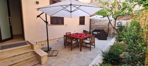 Trastevere incantevole con patio esterno privato Room Type - Two-Bedroom Apartment