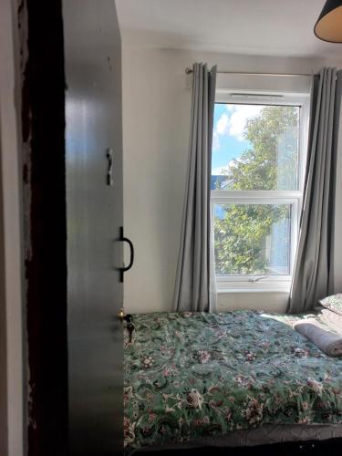 Single Room Ensuite London - Tap to explore photos