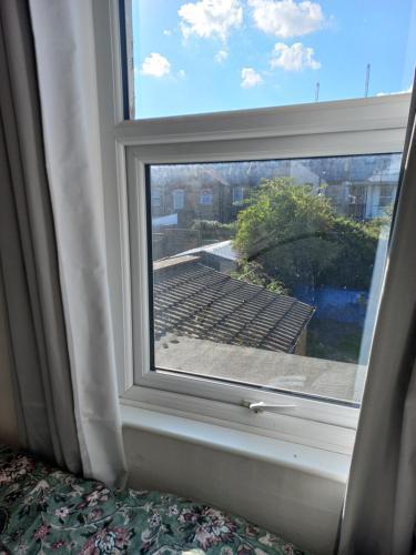 Single Room Ensuite London - Tap to explore photos