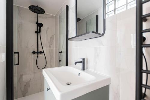 Superb and design studio near the Eiffel Tower - Tap to explore photos