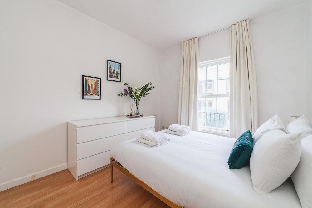 Rotherhithe Riverside Flat - Tap to explore photos