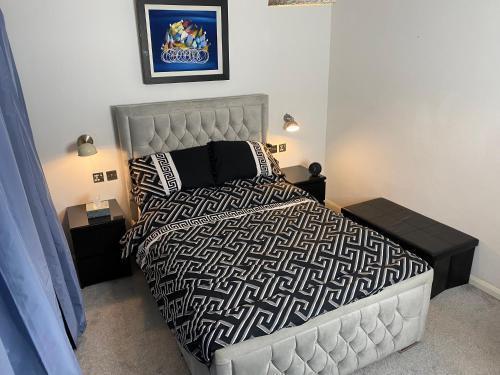 Sanzzy Room London - Tap to explore photos